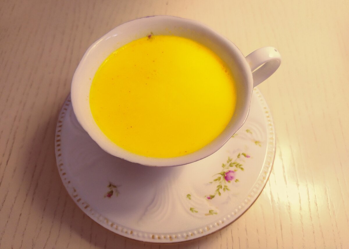 Именно так рекомендуют принимать куркуму в лечебных целях: пол чайной ложки размешать в чашке молока. Это называется "золотое молоко". Вкус на очень большого любителя