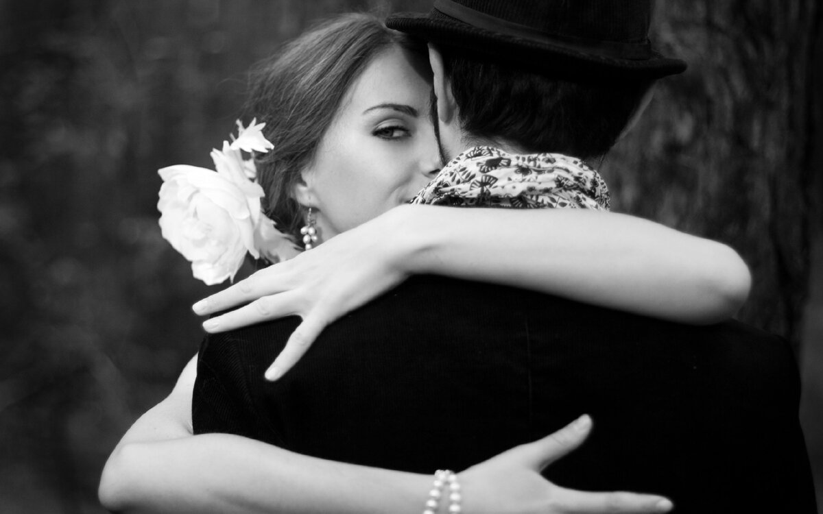 https://img1.goodfon.ru/original/2560x1600/4/c5/love-boy-girl-lyubov-smotrit.jpg
