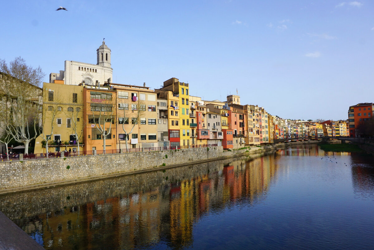 Жирона херона. Жирона набережная. Провинция Жирона. Girona Испания. Жирона Каталония Испания.