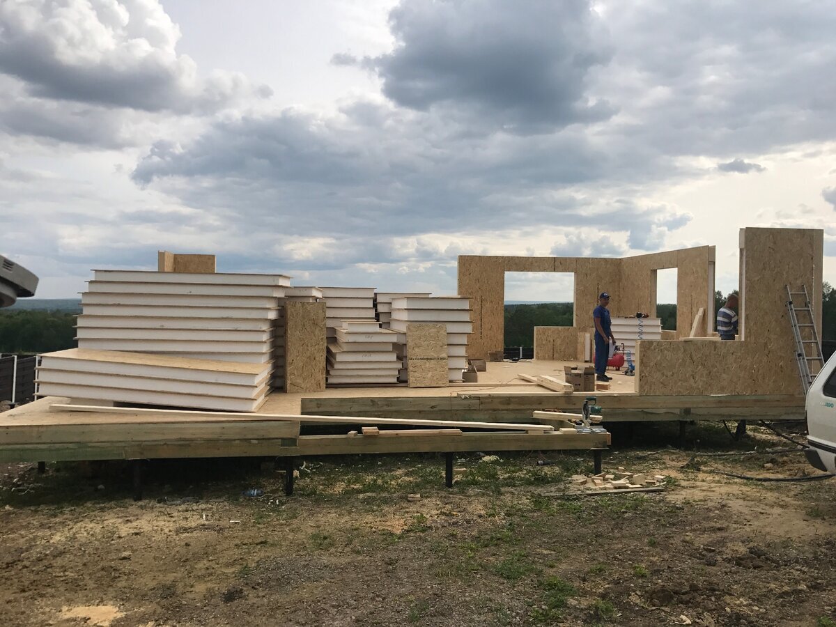 Толщина панелей перекрытий - 215 мм, толщина наружных стен - 170 мм, толщина панелей перегородок - 120 мм. Высота стен 2800 мм. 