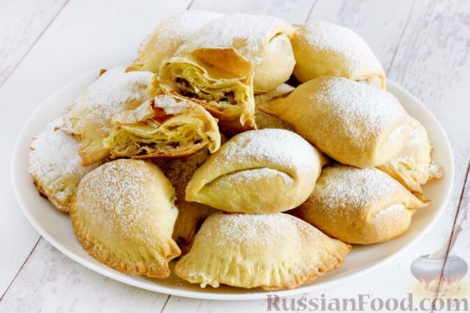 сметана, масло сливочное, яйца, орехи грецкие, мука, ванилин, пудра сахарная