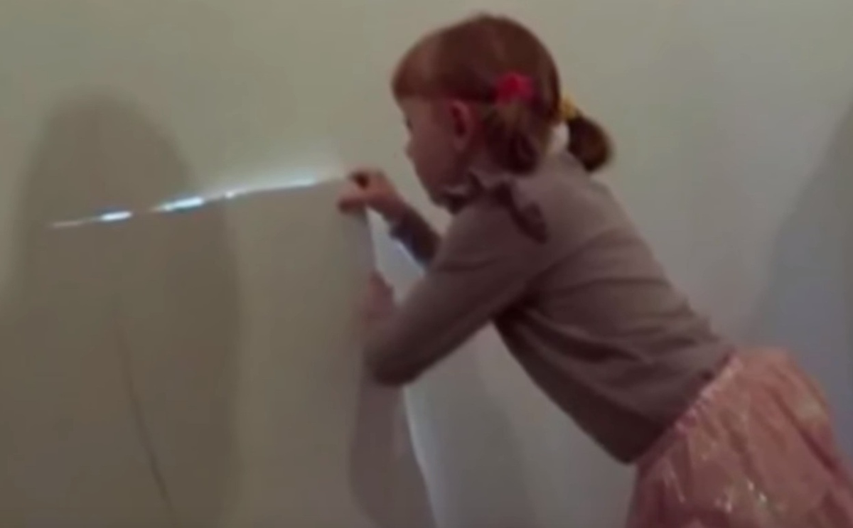 ДЕВОЧКА НАШЛА В ДОМЕ ТАЙНУЮ КОМНАТУ