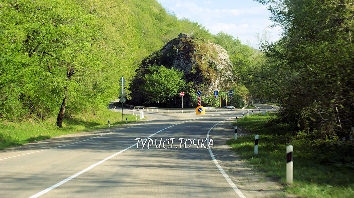 Казачий камень прямо на дороге