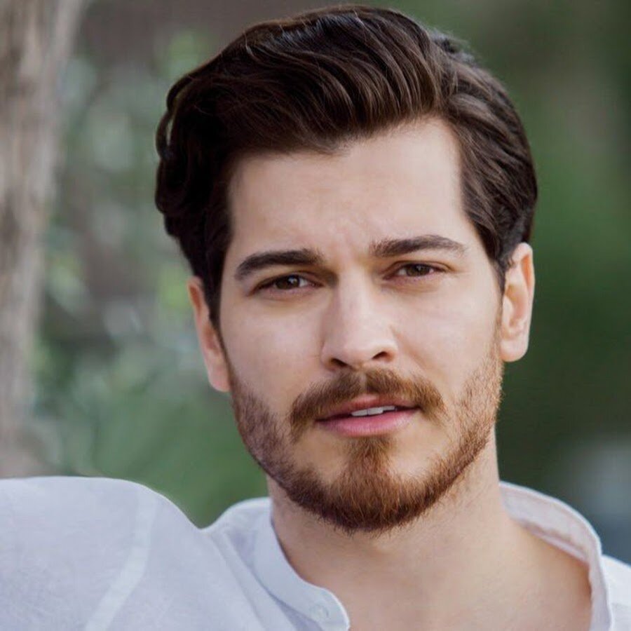 Фото из интернета. Актер Чагатай Улусой.