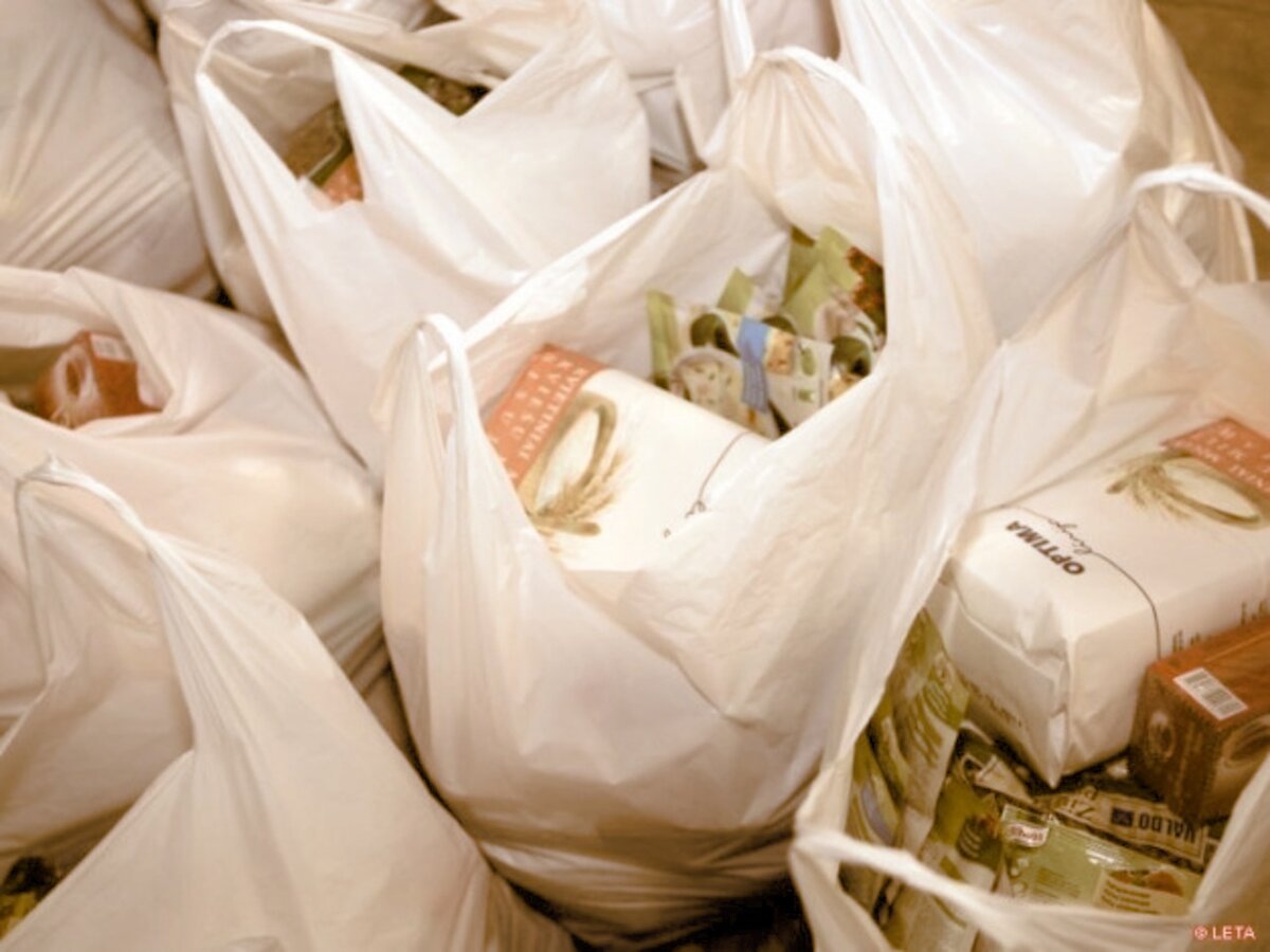 Гуманитарный продукт. Продуктовый пакет для малоимущих. продуктовые наборы для малоимущих в пакетах. куча пакетов с продуктами. много пакетов с едой.