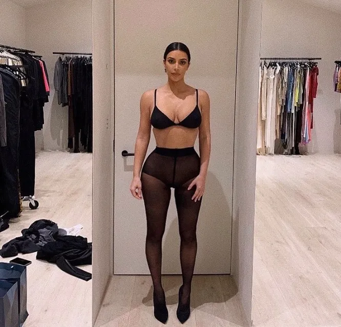 Ким Кардашьян в лифчике и без трусиков удивила поклонников. 