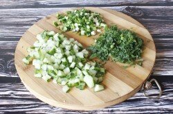 ШАГ 1:
Огурец моем, срезаем кончики и нарезаем мелкими кубиками. Зеленый лук и укроп моем и измельчаем. Я использовала один обычный небольшой огурец, если у вас тепличный, то хватит и половины, так как они обычно длинные.