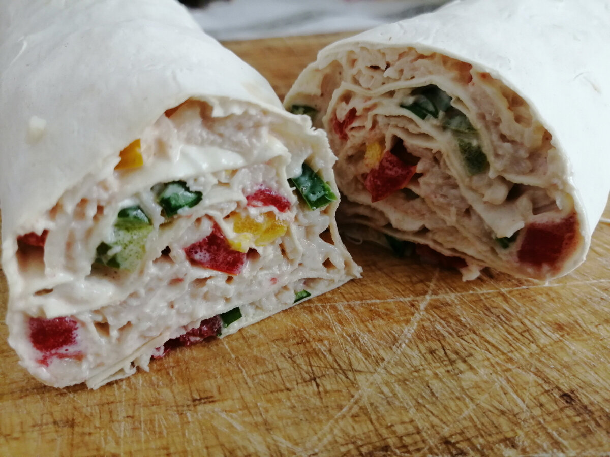 Мой рецепт: https://zen.yandex.ru/media/id/5d09daa663d4c400aeaca3e7/rulet-iz-lavasha-s-kuricei-bazilikom-i-ovoscami-5d46d2e903bdd400ada3d5bd