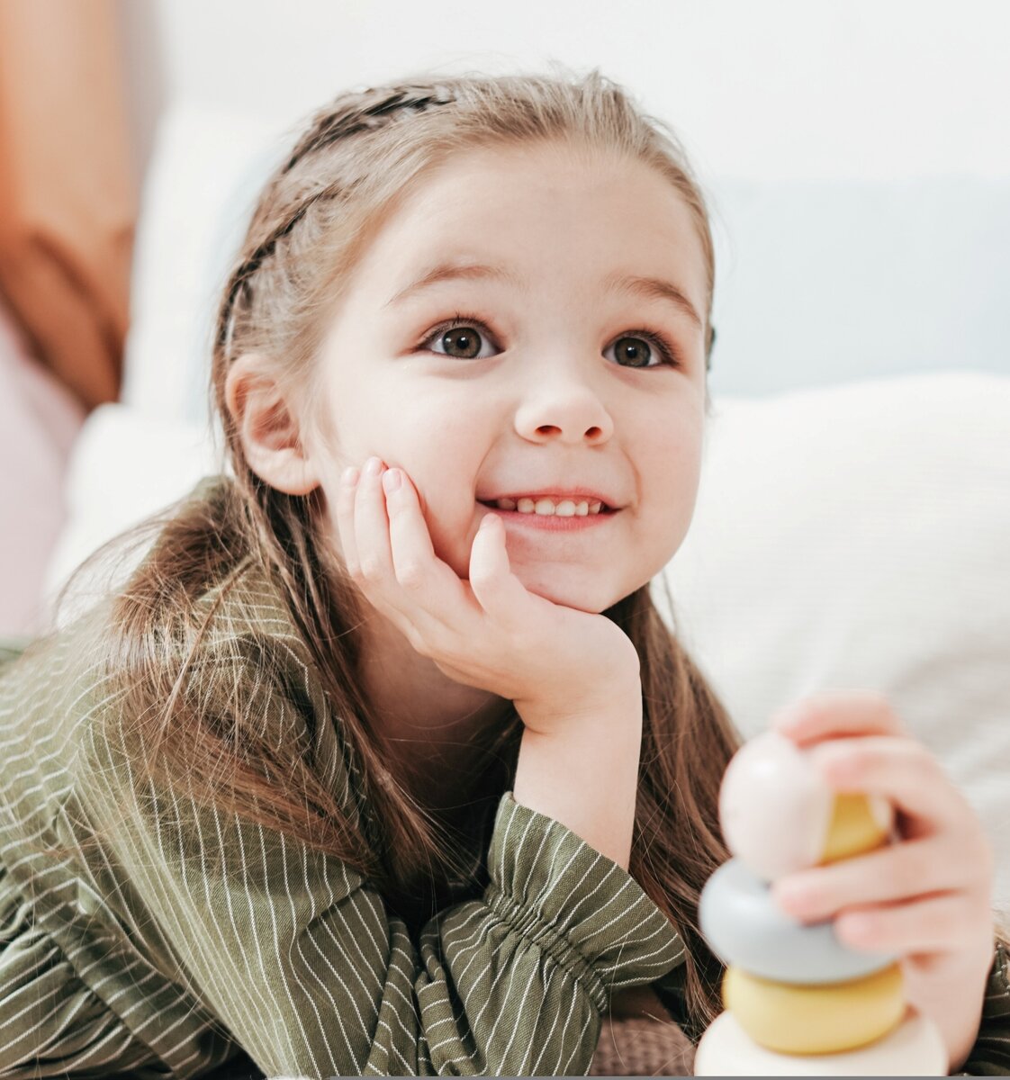 на фото   девочка улыбается .