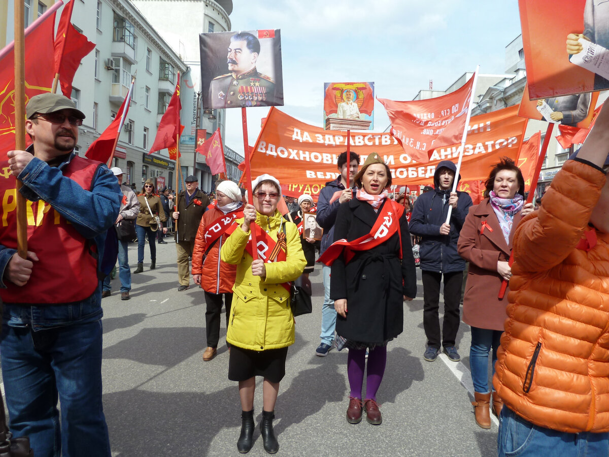 В коммунистов РКРП-КПСС в Тюмени 9 мая 2018 г. Сталинский Бессмертный полк.