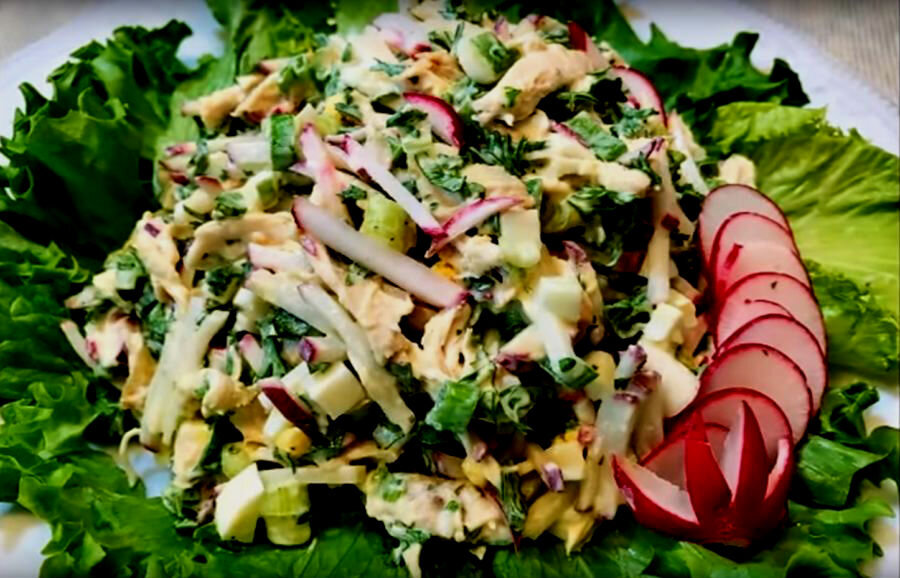 Весенний салат-пятиминутка с яйцом, редисом и зеленым горошком