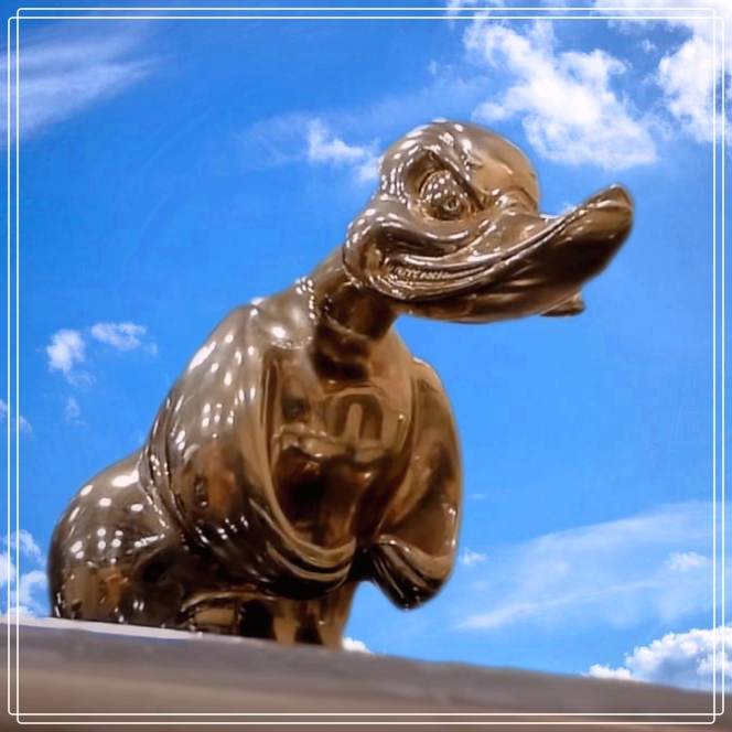 Оригинальный "Утёнок" на капоте тягача Mack RS712, 1977 год, из кинофильма "Конвой".