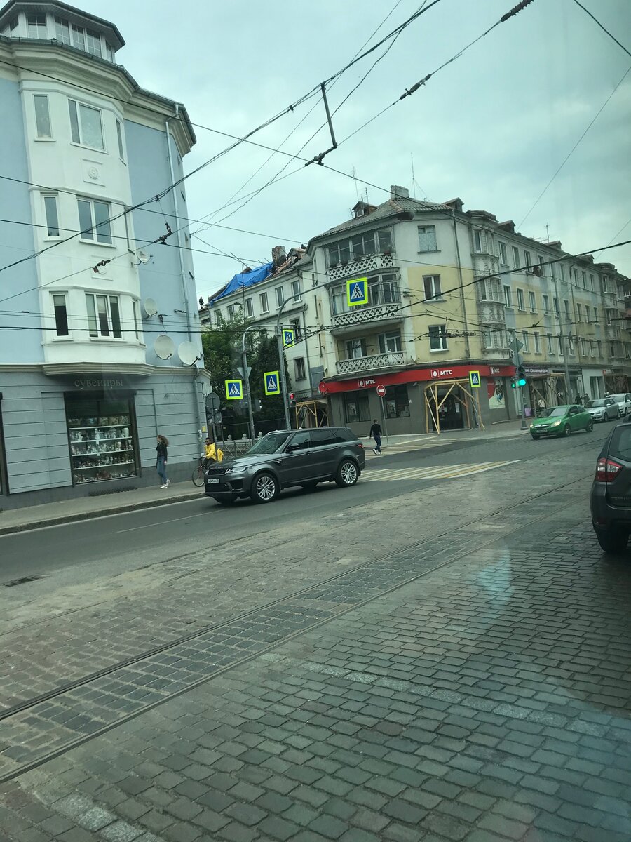 Проспект Мира в брусчатке. Из окна автобуса. Без фильтров, регистрации и смс. На следующей - детский сад Игогоши. Через одну - выходить. Не забывайте, что за нарушение масочного режима предусмотрена административная ответственность.