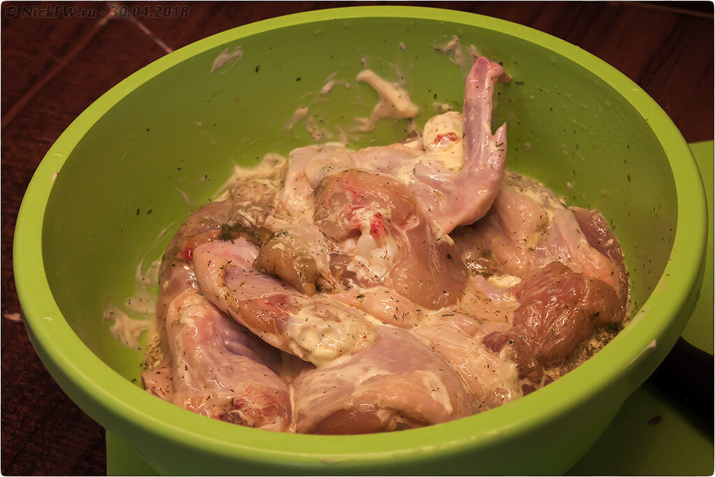 2. Куриные крылья и голень с картошкой в духовке - © NickFW.ru