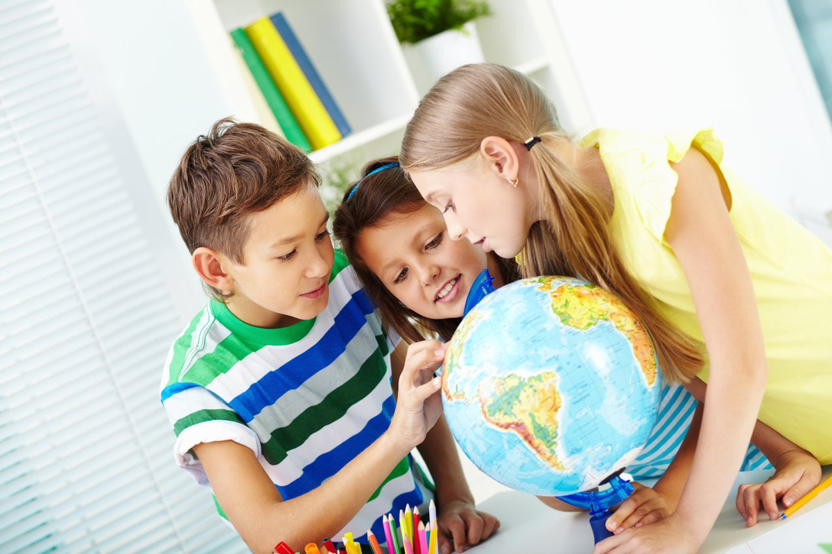 Что ребенок изучает в школе. Глобус для детей. Интересы ребенка. Ребенок познает мир. Глобус для школьника.