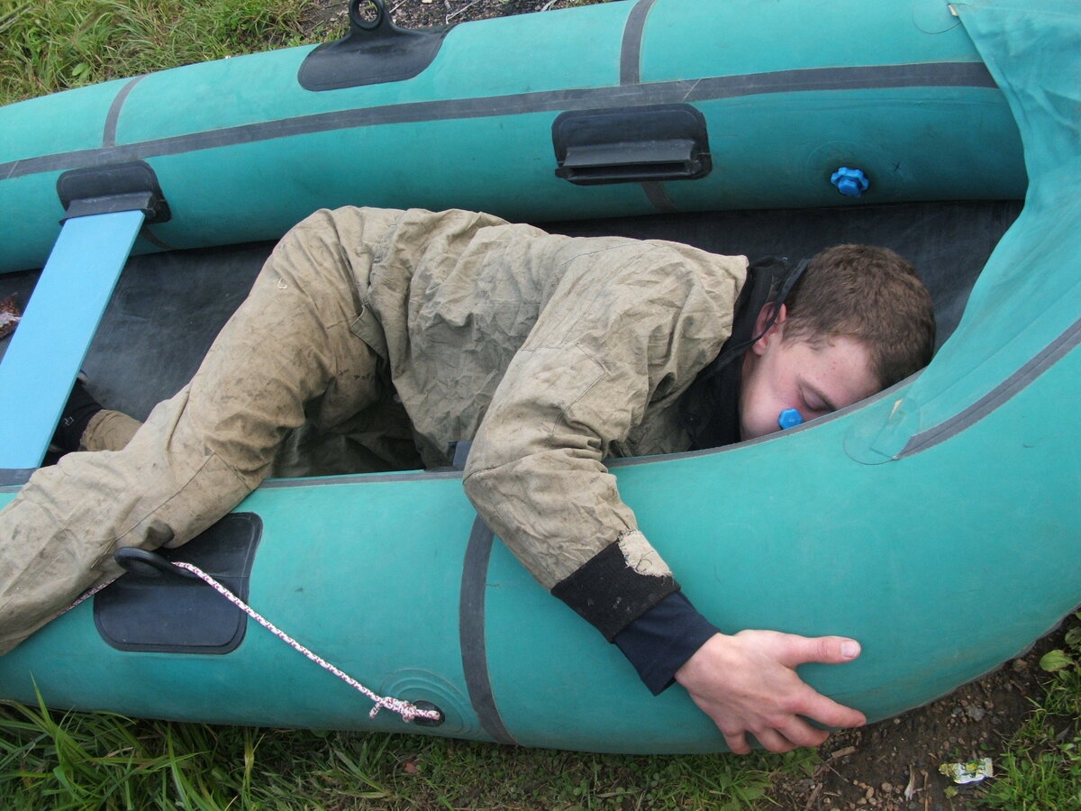 В кабине душно на катере. Ночуем в лодке. Мужик на лодке. Тент phoenix 530. Волжанка 700 cabin voyager.