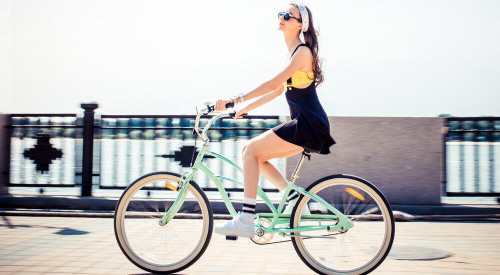 Get on the bike. Девушка едет на велосипеде. Городской велосипед девушка. Прогулка на велосипеде. Вертикальная посадка на велосипеде.