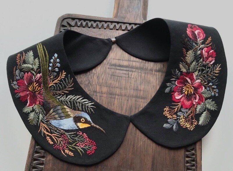 Марина козлова вышивание воротничков. Вышивка на воротнике. Вышитый воротник. Съемные воротнички с вышивкой. Накладной воротник с вышивкой.