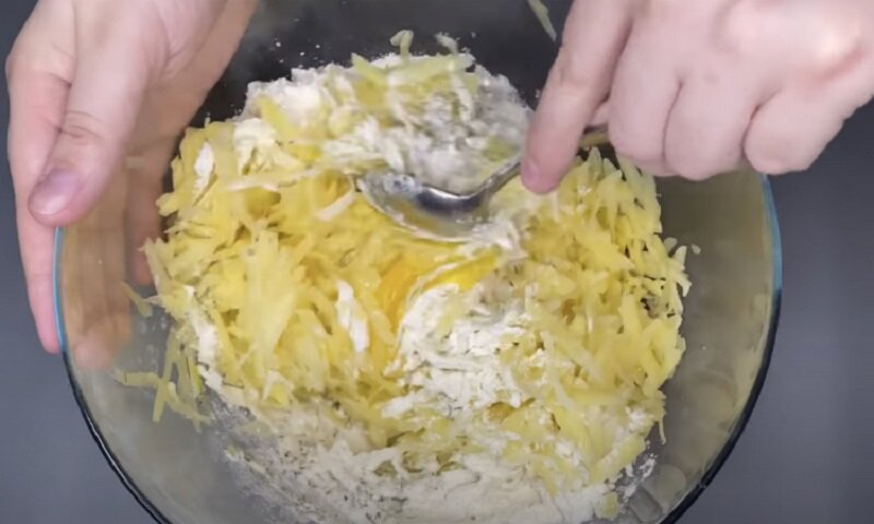 Замечательный картофельный пирог без теста на сковороде