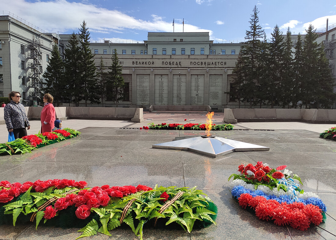 Иркутск вчера. Иркутск за 1 день. Иркутск в Задоновская. Вечный огонь город Иркутск фото улица. Памятник Ивану Иркутск что за самолет.