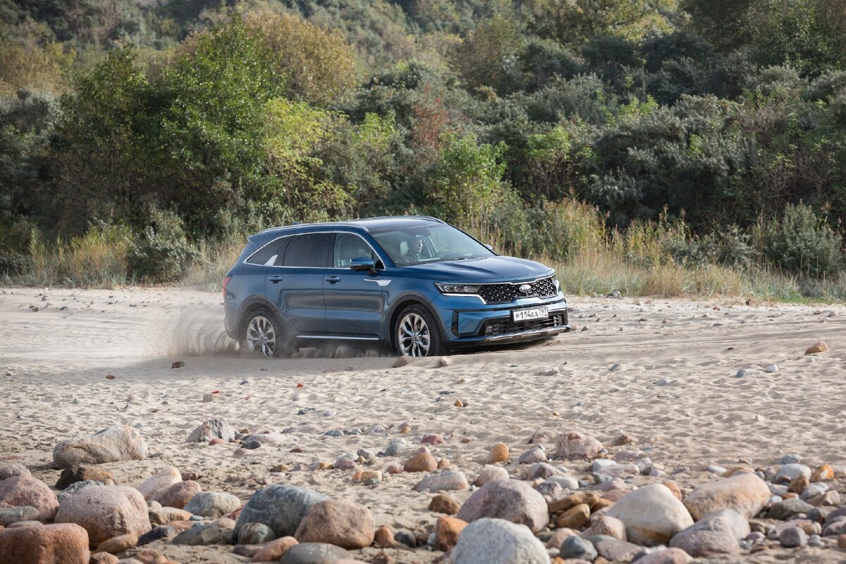 Система Terrain Mode в новом Kia Sorento позволяет выбрать специальные режимы для движения по грязи, снегу или песку