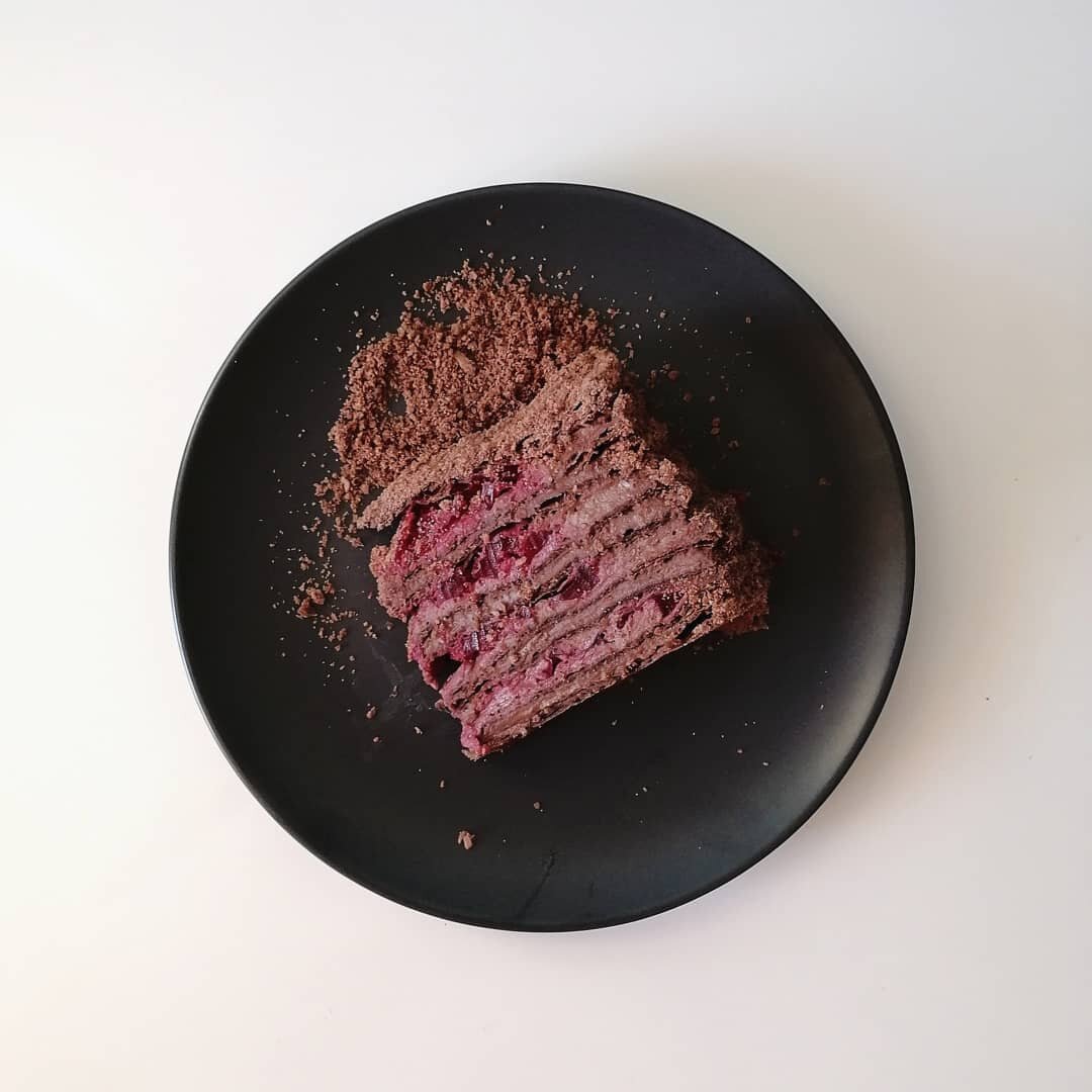 Шоколадный Наполеон с вишней