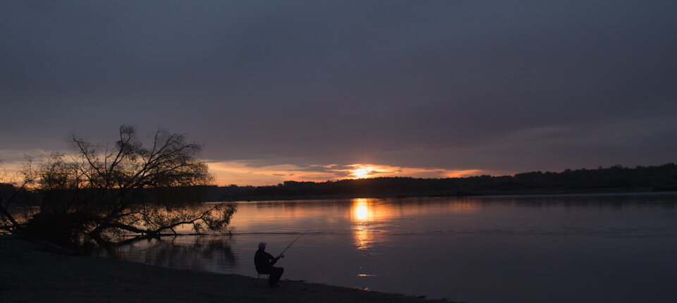 Я не видела, что рыбак там поймал, но я его поймала в кадр...(источник фото личное)