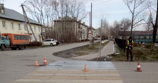 Демонтировали знаки и закрасили "зебру" в переулке Работница на пересечении с улицей Коммунистической.