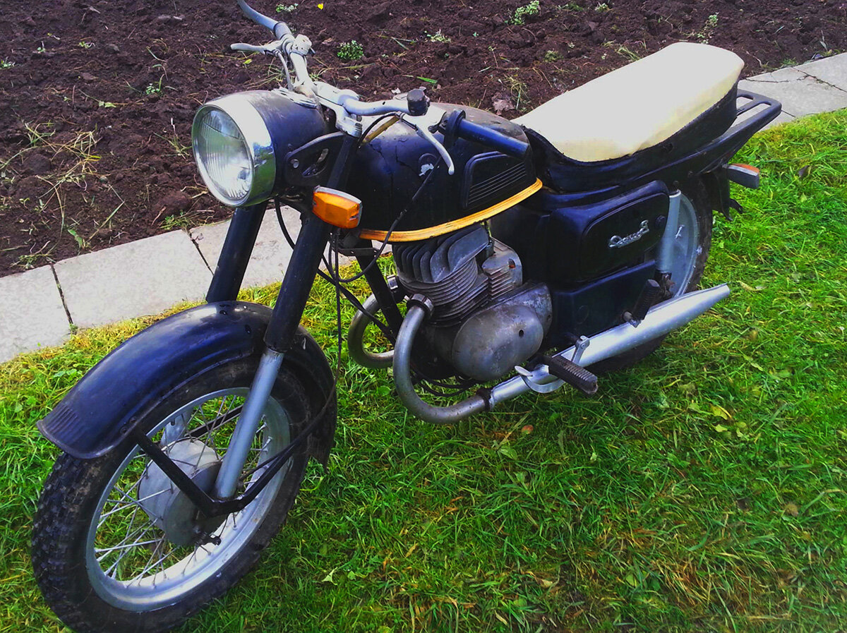 Восход 2М выпускался с 1976 по 1979 г. данные мотоцикл марки Восход стали выпускать после Ковровца К-175. Конструкторы постарались убрать недостатки предыдущих моделей и увеличить качество. По моим ощущениям Восход в сравнении с Минском был гораздо оборотистей, это связано с увеличенным диаметром поршня и маленьким диметром коленвала в сравнении с минском, там все наоборот поршень маленький коленвал большой.