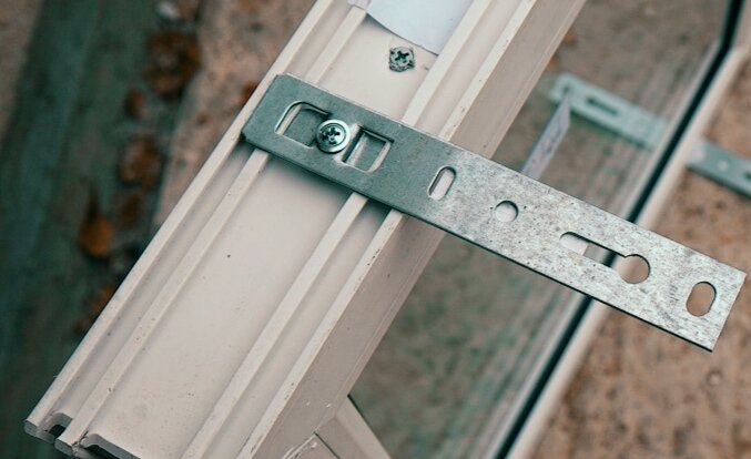 Так как у меня рамы из 70 профиля, то и пластины я покупал под 70 профиль. 