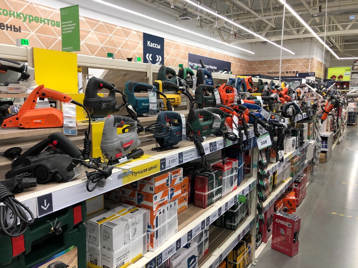 Прилавок с инструментами в одном из известных строительных гипермаркетов