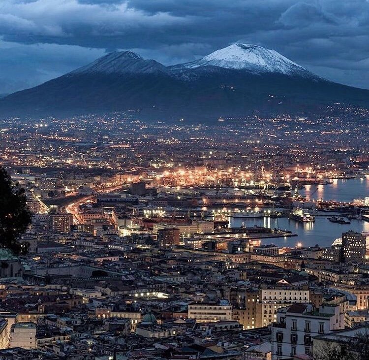 Napoli è la bellissima città - «Неаполь красивый город», город в итальянском языке женского рода 