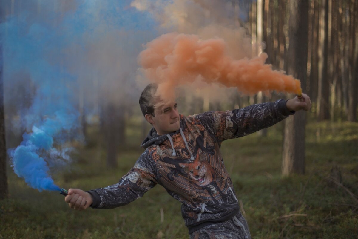 Фото с цветным дымом в лесу