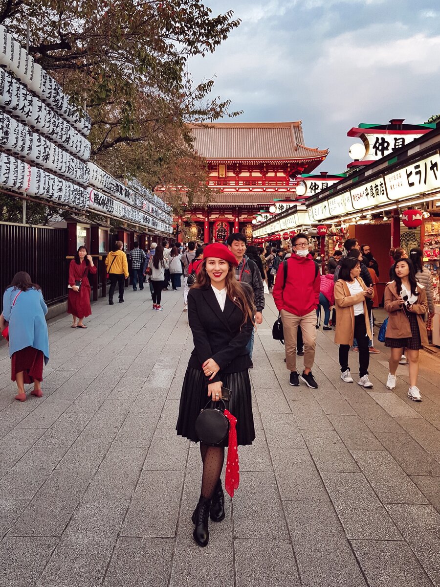 Торговая улица Накамисэ-дори в храме Сэнсо-дзи, Токио, Япония