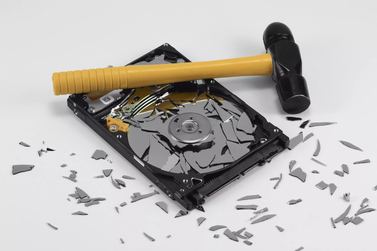 Жесткий диск разбит. Разбитый HDD. Сломанный жесткий диск. Жесткий диск и молоток. Уничтожение информации.