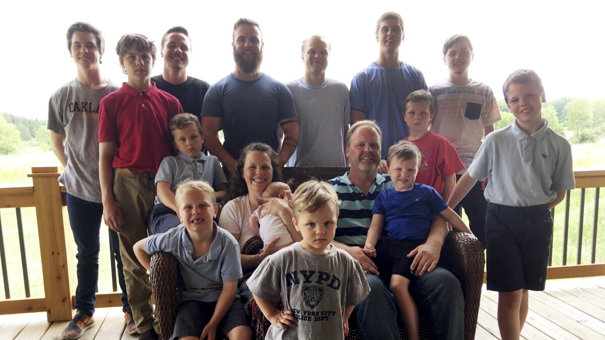 Фото: https://www.wxyz.com/news/michigan-couple-with-14-sons-welcome-their-first-daughter