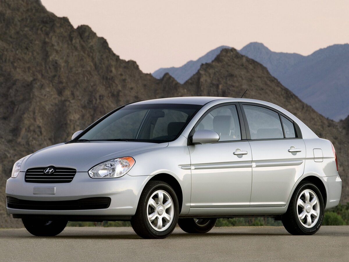 Hyundai Accent. Тут речь идёт именно о втором поколении достаточно популярной модели Hyundai Accent. Эта генерация встречается как корейской, так и российской сборки от ТагАЗ. Нельзя сказать, что собранный в России Accent сильно уступает тем версиям, которые собирали в Южной Корее. Автомобиль можно легко найти с кондиционером, хорошей аудиосистемой, подушками безопасности, антиблокировочной системой и противотуманными фарами. Нет смысла искать строго корейскую сборку. Российские автомобили Accent встречаются чаще, плюс комплектация у них обычно богаче при довольно скромном ценнике.