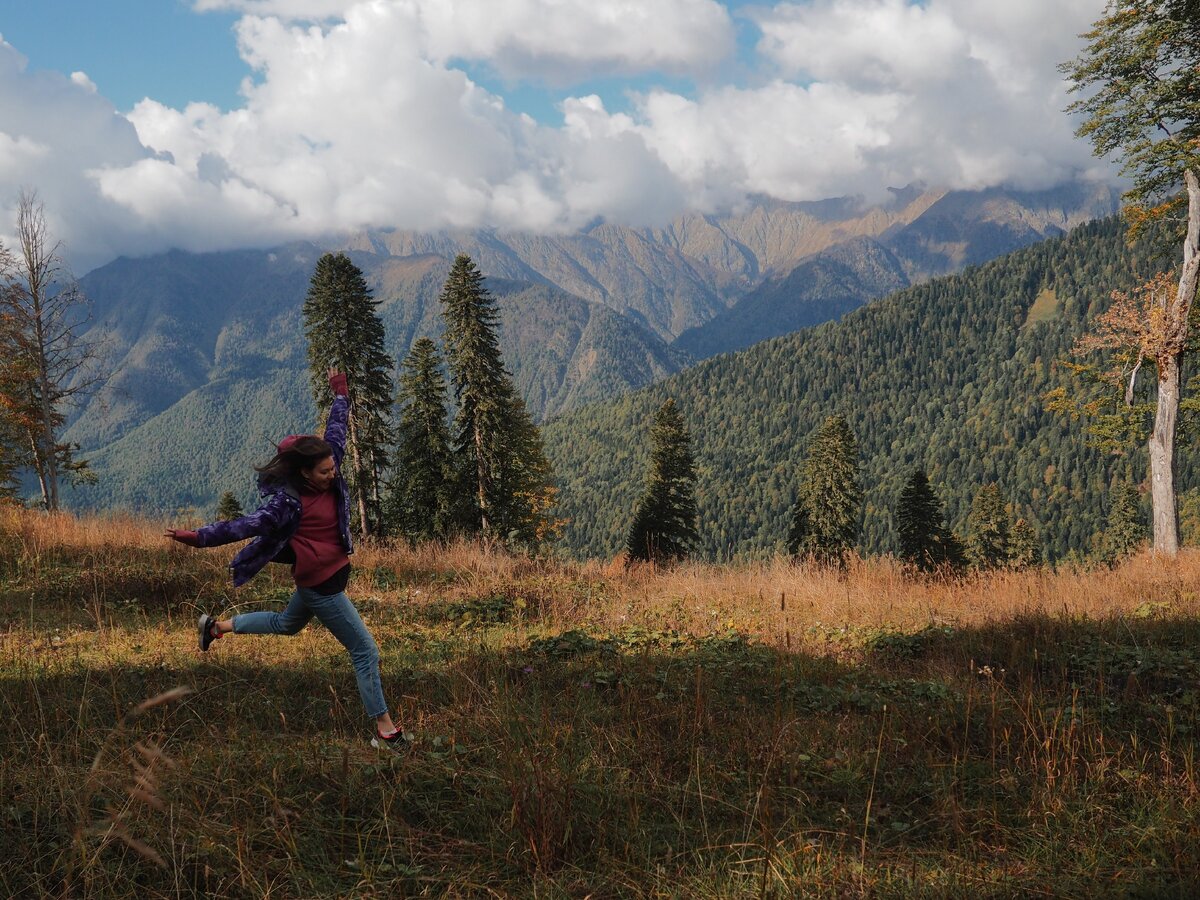 Счастливый человечек приехал в горы