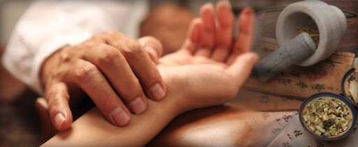 Согласно китайской медицине, на нашем теле расположено несколько важных точек. Одна из них-это точка счастья, которая помогает укрепить иммунитет, принести нам приятные ощущения и избавиться от плохой энергии.🤗
Она расположена в верхней части грудной клетки, точнее, между углублением между ключицами и началом грудной клетки.
⠀
Тимус (вилочковая железа) также играет важную роль в развитии клеток крови. Эта железа хорошо развита у маленьких детей, однако позже она начинает покрываться жиром.
⠀
Активируйте свою точку счастья
Приложите ладонь к этому месту, и вы сами почувствуете, как комфортно вам станет.

 Чтобы" активировать " эту точку, достаточно начать мягко массировать и постукивать по этому месту. Именно с помощью этих движений вы запускаете вибрации, которые помогают поддерживать энергию в нашем теле.
Специалисты даже рекомендуют массировать это место по двадцать-тридцать минут в день, при этом не стоит забывать и о глубоком дыхании.
⠀
Это небольшое упражнение может помочь вам бороться со стрессом, тревогой и истощением, одновременно вызывая чувство удовлетворения и гармонии.😉😃
⠀
Если Вы каждое утро регулярно будете активизировать свой тимус и повторять эту процедуру несколько раз в течение дня, то уже через короткий промежуток времени почувствуете себя значительно более сильным.👌👍
⠀
Вы можете добавить при этом аффирмации, например такую: “Я молодая, здоровая, красивая”, или придумайте свою, только обязательно положительную.😉💃🕺
⠀
Когда ваша вилочковая железа активизируется, вы можете почувствовать “мурашки по телу” и ощутите чувства радости и счастья. 

Может пройти некоторое время, пока вы почувствуете что-то. Выполняйте это упражнение каждый день, и вы точно ощутите его действие.