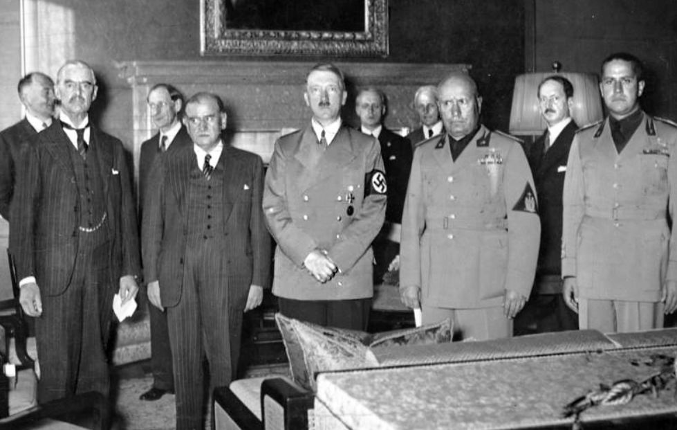 Чемберлен, Даладье, Гитлер, Муссолини и Чиан. Источник: https://upload.wikimedia.org/wikipedia/commons/9/9c/Bundesarchiv_Bild_183-R69173%2C_M%C3%BCnchener_Abkommen%2C_Staatschefs.jpg