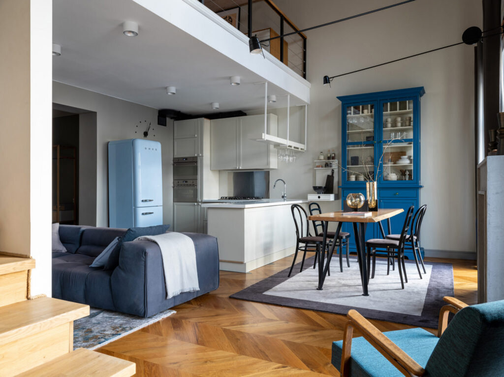 Квартира на последнем этаже новостройки, 146 м². Стулья, Thonet; диван, B&B Italia; светильники над кухней и диваном, Archi Light. Буфет и стол придуманы дизайнером.