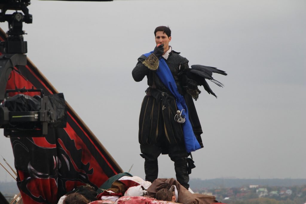 Кадр со съёмок сериала "Отблески Этерны". Источник: https://fitzroymag.com/cultura/tut-ljudej-pronzaet-stal/