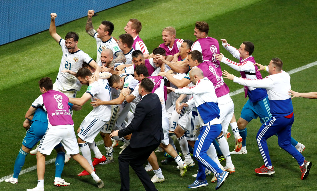 Футбол круг перед игрой. Футбол объятия перед игрой. Russia Celebration. Россия. Послематчевые пенальти.