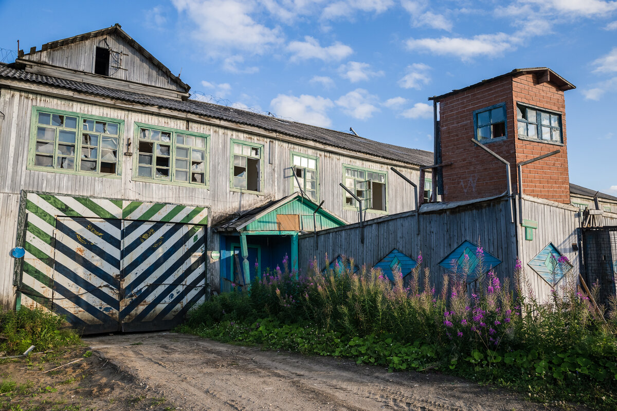 Вход на территорию закрытой 7 лет назад колонии в Вожском 