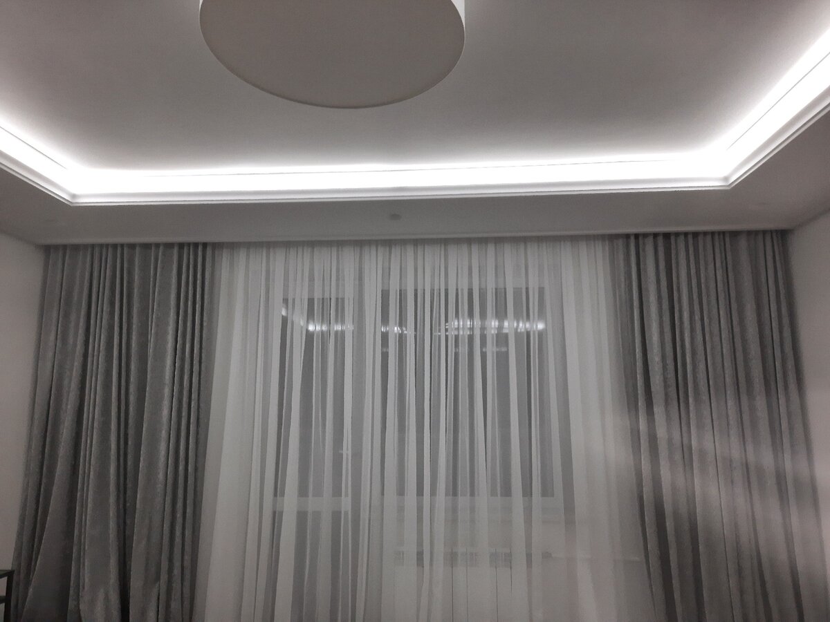 Натяжные потолки со скрытым карнизом фото для штор