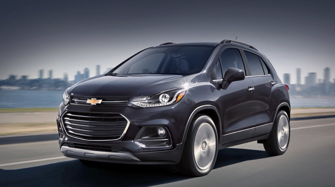 В Штатах под именами Chevy Trax и Buick Encore до сих продаётся перелицованный Opel Mokka первого поколения (2012). Trax, он же Tracker, доступен с шестиступенчатым «автоматом», передним и полным приводом по ценам от $21 400 (1,62 млн рублей).