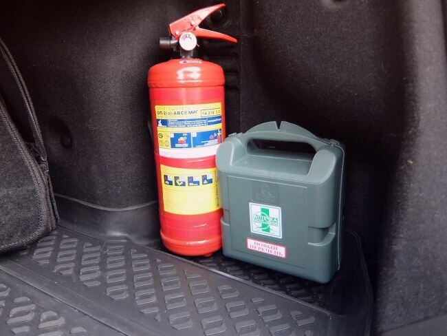 Те самые два товарища - аптечка и огнетушитель