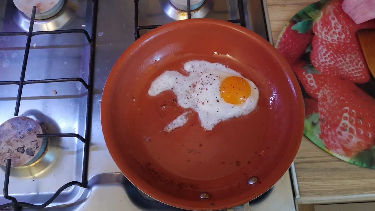 С верху  перец. Очень уж люблю везде его добавлять.