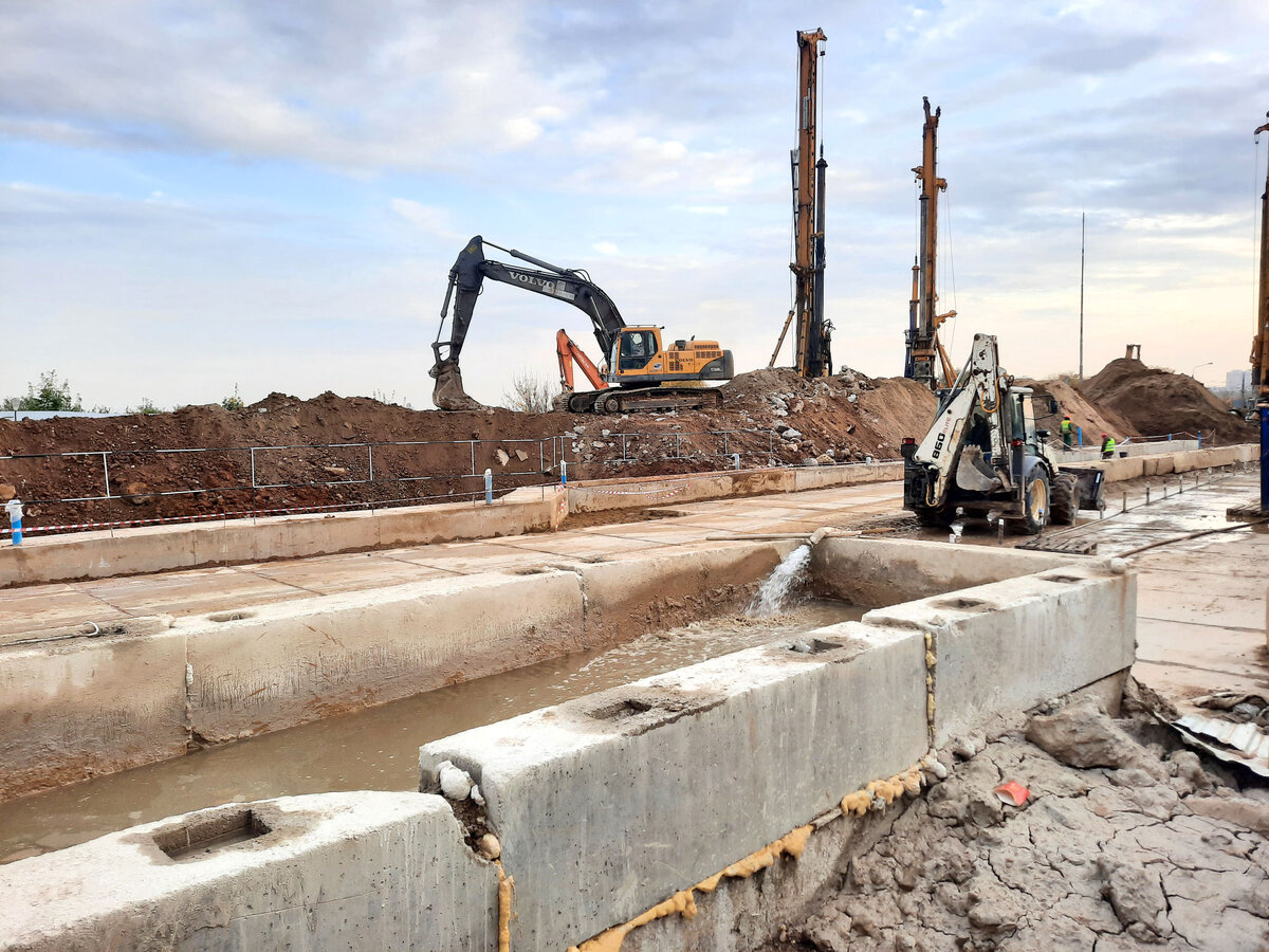 Почему остановились стройки. Стройка приостановлена. Городское строительство. Безопасность на стройке. Почему остановились стройки.