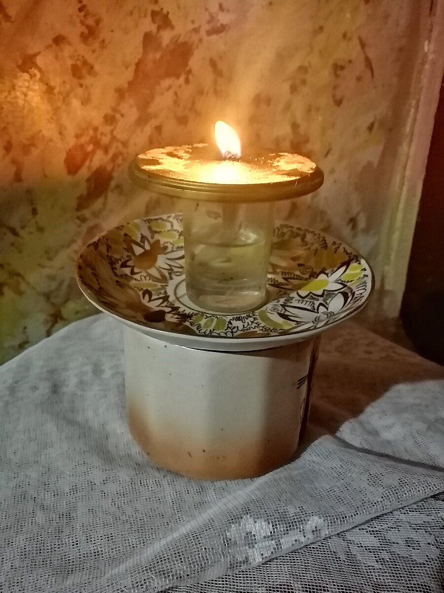 Фото старое. Новое это всегда забытое старое. Я думаю, этой конструкции светильника не одна тысяча лет.